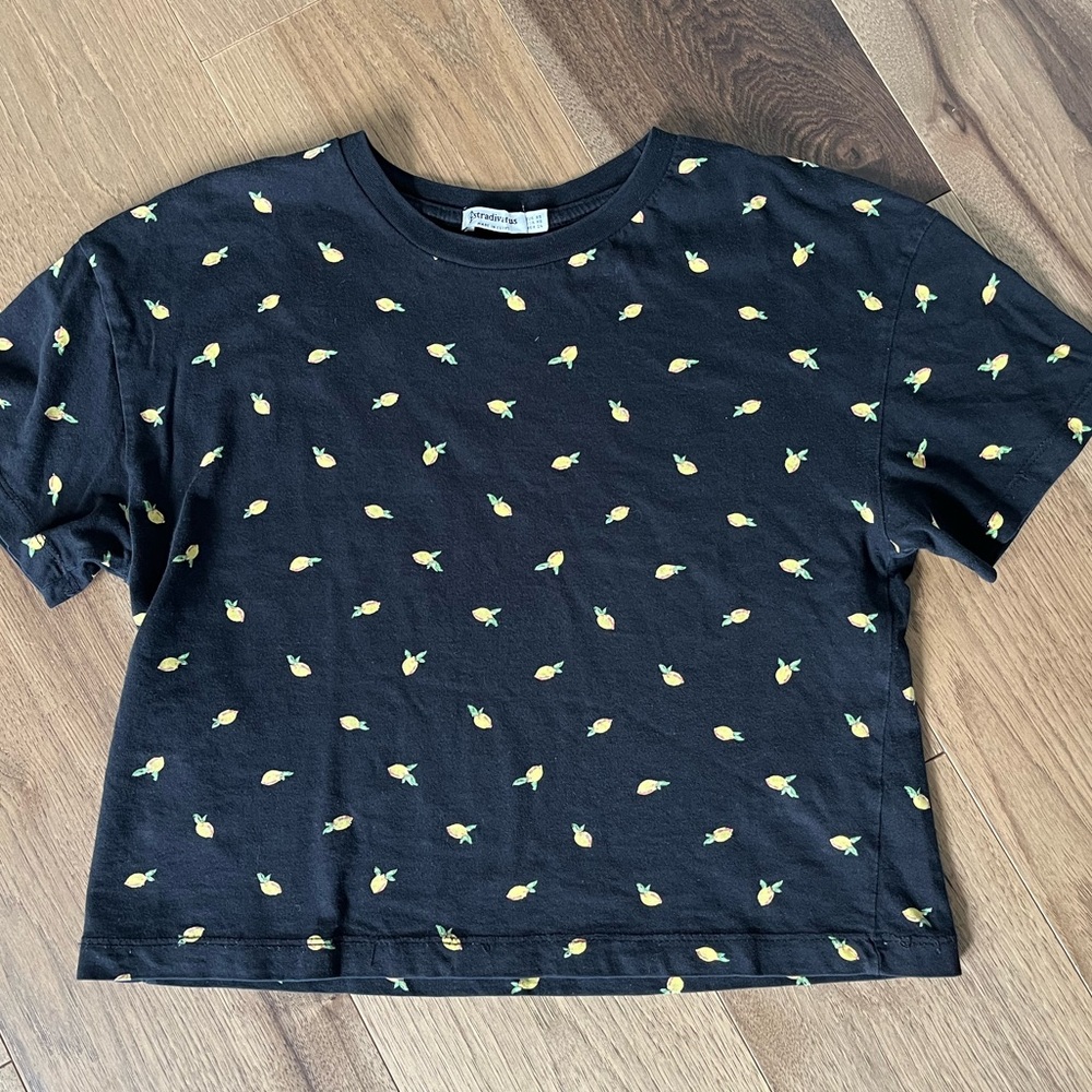 Stradivarius Cropped Black Tee with Lemon Print - Size XS